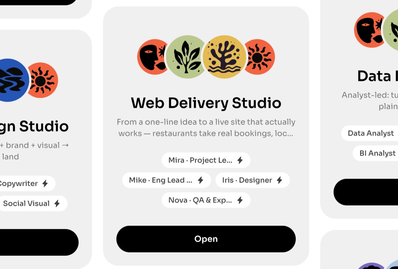 Bloome 上の Web Delivery Studio のカード。プロジェクトリード、エンジニア、デザイナー、QA という AI チームと「開く」ボタンが表示されている。